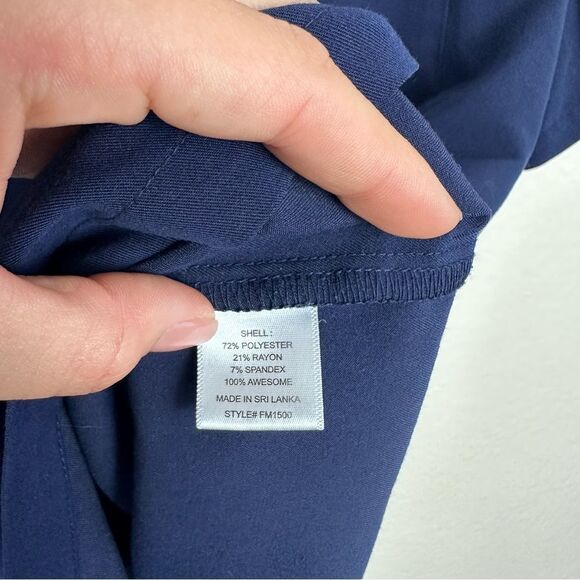 Figs Men's Leon Three Pocket Scrub Top in Navy Size XXL - Picture 8 of 10